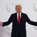 El presidente de Estados Unidos, Donald Trump, espera a recibir a otros líderes durante una cumbre para poner fin a los más de dos años de guerra entre Israel y Hamás en Gaza, tras un cese el fuego, el lunes 13 de octubre de 2025 en Sharm El Sheij, Egipto. (Suzanne Plunkett/Pool via AP)