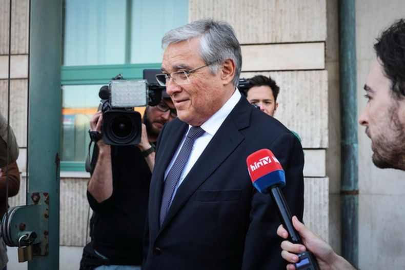 ARCHIVO - El embajador ruso ante Hungría, Evgeny Stanislavov, se ve rodeado de periodistas a su salida del edificio del Ministerio húngaro de Exteriores en Budapest, el jueves 14 de mayo de 2026. (AP Foto, Archivo)