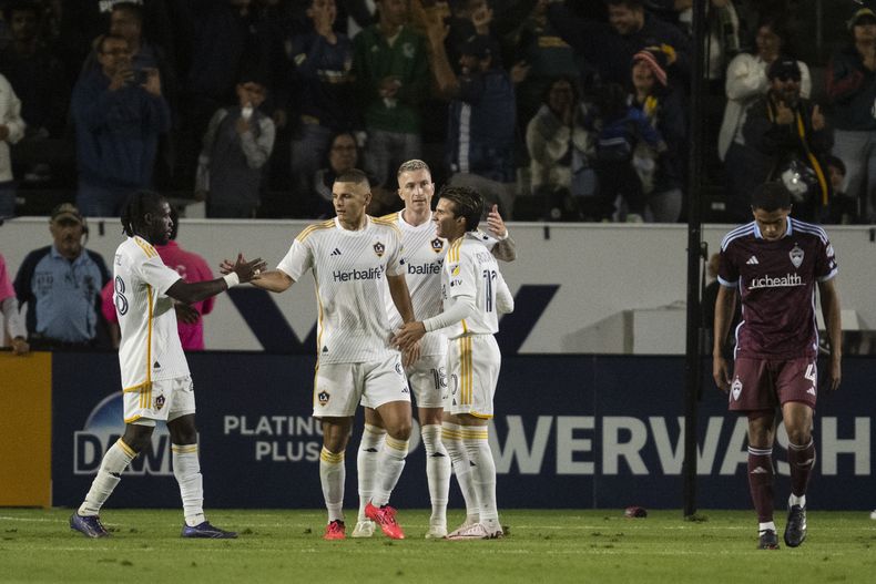 Dejan Jovelic (centro), del Galaxy de Los Ángeles, festeja con sus compañeros tras anotar ante los Rapids de Colorado en el encuentro de playoffs de la MLS disputado el sábado 26 de octubre de 2024 (AP Foto/Kyusung Gong)