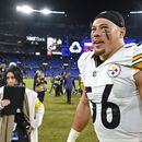 ARCHIVO -Foto del 1 de enero del 2023, el linebacker de los Steelers de Pittsburgh Alex Highsmith deja el campo tras el juego ante los Ravens de Baltimore. El miércoles 19 de julio de 2023, Highsmith firma una extensión de contrato con los Steelers. (AP Foto/Terrance Williams, Archivo)
