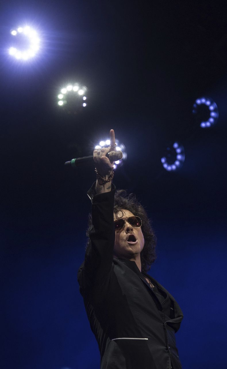 ARCHIVO - En esta fotografía del 17 de marzo de 2019 el cantante Enrique Bunbury durante su presentación en el festival Vive Latino en la Ciudad de México. Bunbury lanzó su álbum Greta Garbo el 26 de mayo de 2023. (Foto AP/Christian Palma, archivo)