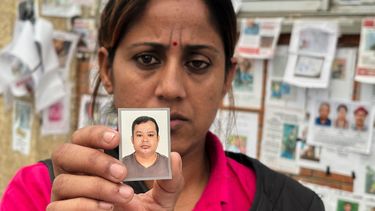 En esta imagen, tomada con un smartphone, Usha Khatri muestra una foto de su esposo, Indra Bahadur, desaparecido desde las inundaciones del mes pasado en el exterior del hospital universitario Tribhuvan, en Katmandú, Nepal, el 17 de septiembre de 2026. (AP Foto/Upendra Man Singh)