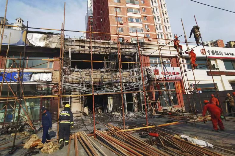Foto entregada por la agencia de noticias Xinhua que muestra el lugar donde ocurrió el incendio en Liaoyang, en la provincia Liaoning en el noreste de China, el 29 de abril del 2025. (Xinhua via AP)