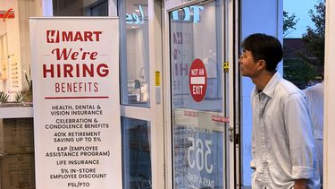 Un comercio busca empleados en Schaumburg, Illinois, el 16 de septiembre del 2026. (AP foto/Nam Y. Huh)