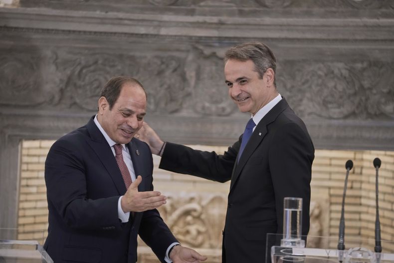 El primer ministro griego Kyriakos Mitsotakis (der) y el presidente egipcio Abdel-Fatá el-Sisi en Atenas el 7 de mayo del 2025. (AP foto/Petros Giannakouris)