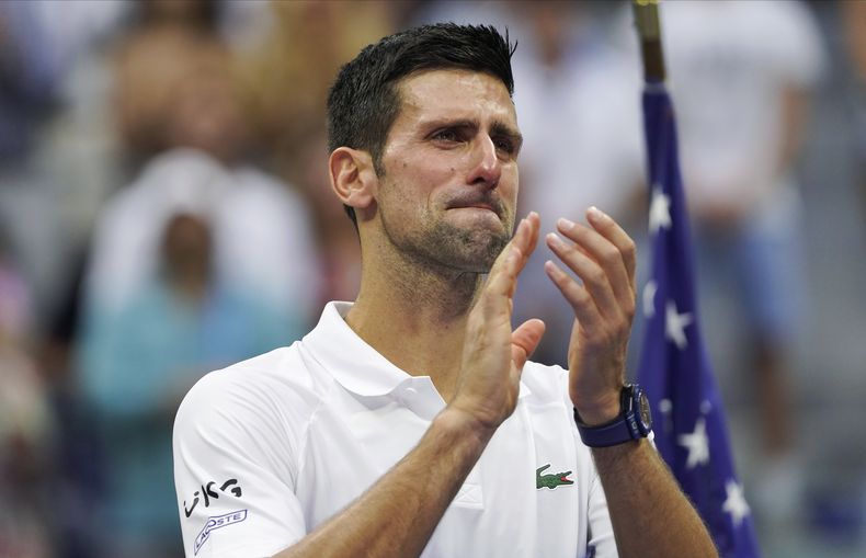 ARCHIVO - El serbio Novak Djokovic aplaude al público tras caer ante el ruso Daniil Medvedev en la final del Abierto de Estados Unidos, el 12 de septiembre de 2021 (AP Foto/John Minchillo, archivo)