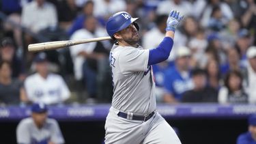 J.D. Martínez de los Dodgers de Los Ángeles observa su jonrón de dos carreras frente a los Rockies de Colorado, el 28 de septiembre de 2023. Martínez ha firmado contrato con los Mets de Nueva York. (AP Foto/David Zalubowski, archivo)