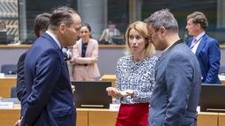 La jefa de política exterior de la Unión Europea, Kaja Kallas, en el centro, habla con el ministro polaco de Exteriores, Radoslaw Sikorski, a la izquierda, y el ministro de Exteriores de Luxemurgo, Xavier Bettel, a la derecha, durante la reunión de ministros de Exteriores en la sede del Consejo Europeo, en Bruselas, el martes 15 de julio de 2025. (AP Foto/Geert Vanden Wijngaert)