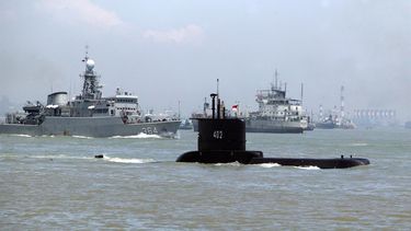 encuentran rastros de combustible en la busqueda por el submarino desaparecido en indonesia