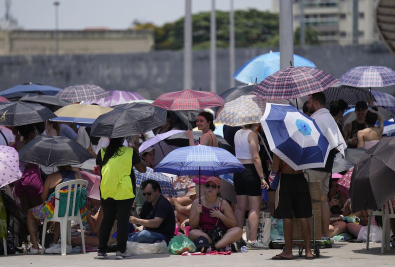 Aficionados de Taylor Swift esperan que se abran las puertas del Estadio Olímpico Nilton Santos para el concierto de la cantante, en medio de una ola de calor en Río de Janeiro, Brasil, el sábado 18 de noviembre de 2023. (AP Foto/Silvia Izquierdo)
