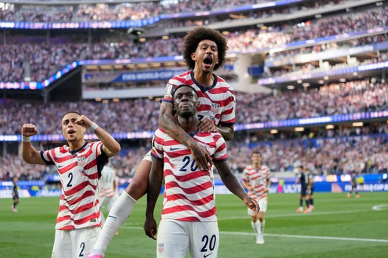 Folarin Balogun, de Estados Unidos, festeja tras anotar el tercer tanto de su selección ante Paraguay, en un partido mundialista realizado el viernes 12 de junio de 2026 en Los Ángeles (AP Foto/Andre Penner)