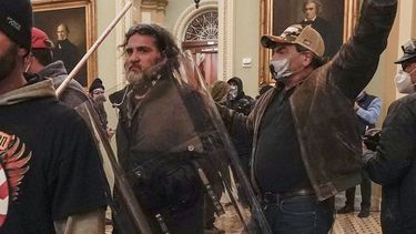 ARCHIVOS - Dominic Pezzola, centro con escudo policial, y otros insurrectos enfrentan a agentes de la Policía del Capitolio frente al recinto del Senado en el Capitolio, 6 de enero de 2021. Pezzola, exmiembro de la milicia de ultraderecha Proud Boys que rompió una ventana del Capitolio durante la insurrección, fue condenado a 10 años de prisión el viernes 1 de setiembre de 2023. (AP Foto/Manuel Balce Ceneta, File)