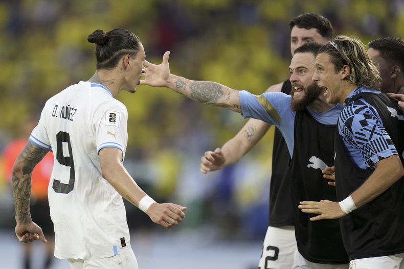 Darwin Núñez, de Uruguay, festeja con sus compañeros tras convertir el penal que4 significó el empate ante Colombia en Barranquilla, en un duelo de la eliminatoria mundialista, el jueves 12 de octubre de 2023 (AP foto/Fernando Vergara)