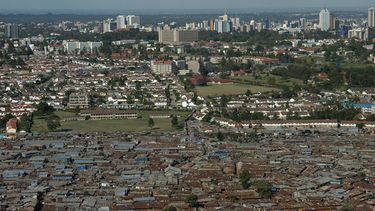 ARCHIVO - Una vista aérea de la barriada de Kibera, con la ciudad de Nairobi al fondo, en Kenia, el 4 de enero de 2008. (AP Foto/Riccardo Gangale, Archivo)