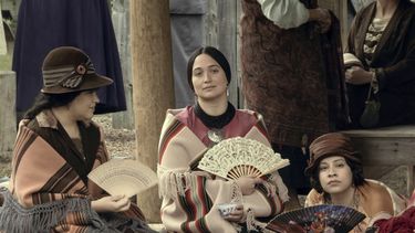 En esta imagen proporcionada por Apple TV+, de izquierda a derecha, JaNae Collins, Lily Gladstone, y Cara Jade Myers en una escena de Killers of the Flower Moon. (Melinda Sue Gordon/Apple TV+ vía AP)