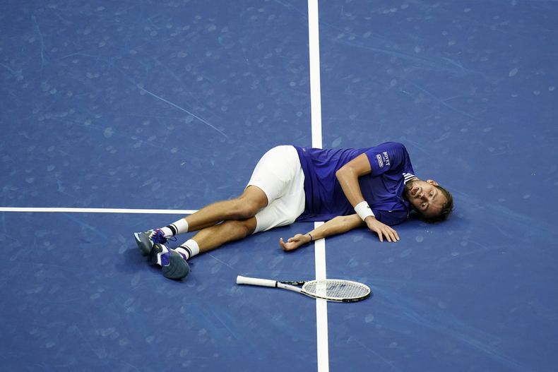 ARCHIVO - Daniil Medvedev, de Rusia, reacciona en la cancha después de derrotar a Novak Djokovic, de Serbia, durante la final varonil del Abierto de Estados Unidos, el 12 de septiembre de 2021, en Nueva York. (AP Foto/Seth Wenig, Archivo)