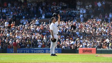 El abridor de los Tigres de Detroit Justin Verlander saluda ala afición antes del inicio del juego ante los Piratas de Pittsburgh, el último de su carrera, el sábado 26 de septiembre del 2026. (AP Foto/Jose Juarez)
