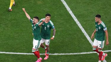 Johan Vázquez, Jorge Sánchez y César Montes, de la selección de México, festejan su victoria sobre Ecuador el martes 30 de junio de 2026 (AP Foto/Silvia Izquierdo)