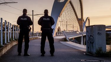 Policías alemanes en Kehl, Alemania, cerca de la frontera con Francia, el 15 de septiembre del 2024. (AP foto/Michael Probst)