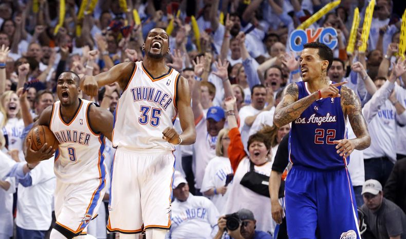 Serge Ibaka (9) y Kevin durant, del Thunder de Oklahoma City festejan, junto a Matt Barnes, de los Clippers de Los Angeles, al t&eacute;rmino del quinto partido de la semifinal de la Conferencia del Oeste, el martes 13 de mayo de 2014 (AP Foto)