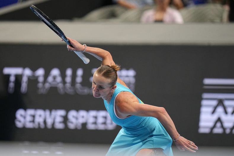 La tenista ucraniana Elina Svitolina celebra tras ganar su partido contra la italiana Jasmine Paolini en la semifinal de individuales de la Copa Billie Jean King entre Ucrania e Italia, en Shenzhen, China, el 26 de septiembre de 2026. (Foto AP/Andy Wong)