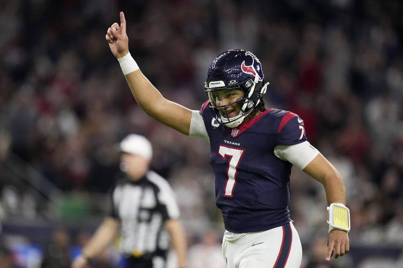 C.J. Stroud, quarterback de los Texans de Houston, celebra luego de una anotación en el duelo de comodines ante los Browns de Cleveland, el sábado 13 de enero de 2024 (AP Foto/Eric Christian Smith)