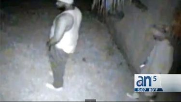 americateve | Policía busca a pareja de ladrones que, al parecer, se dedica a robar en residencias del suroeste del Condado.