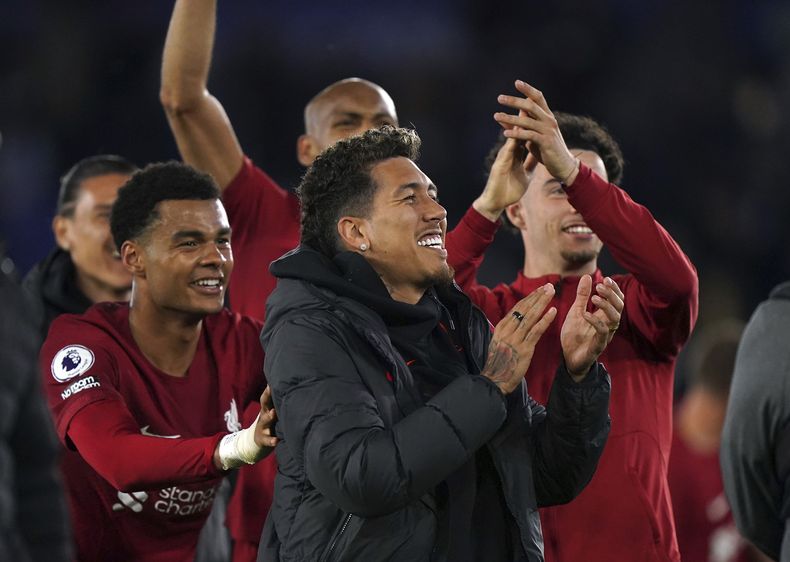 Roberto Firmino, el atacante brasileño de Liverpool, gesticula tras el partido contra Leicester en la Liga Premier, el lunes 15 de mayo de 2023. (Tim Goode/PA vía AP)