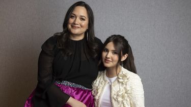 Lily Gladstone, izquierda, e Isabel Deroy-Olson posan para un retrato para promover la película Fancy Dance el domingo 16 de junio de 2024, en Nueva York. (Foto Matt Licari/Invision/AP)