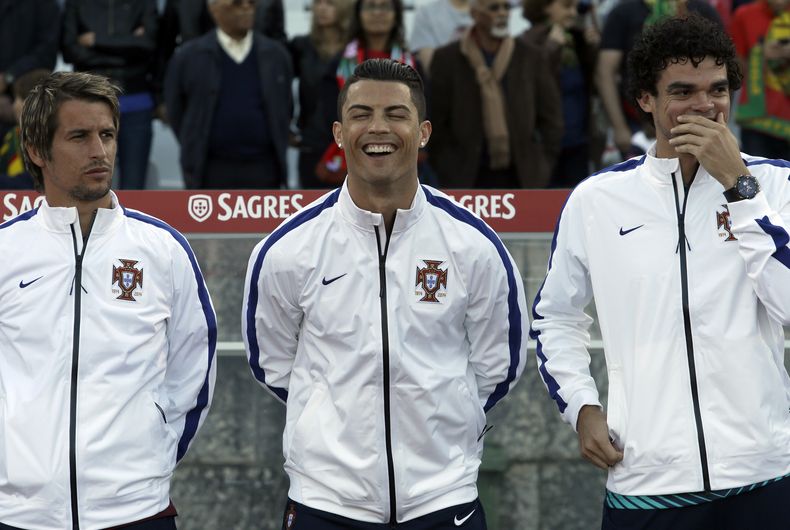 Cristiano Ronaldo, de Portugal, al centro, r&iacute;e con sus compa&ntilde;eros Fabio Coentrao, izquierda, y Pepe antes de un amistoso entre su selecci&oacute;n y la de Grecia en Oeiras, cerca de Lisboa, el s&aacute;bado 31 de mayo de 2014. Ronaldo presen