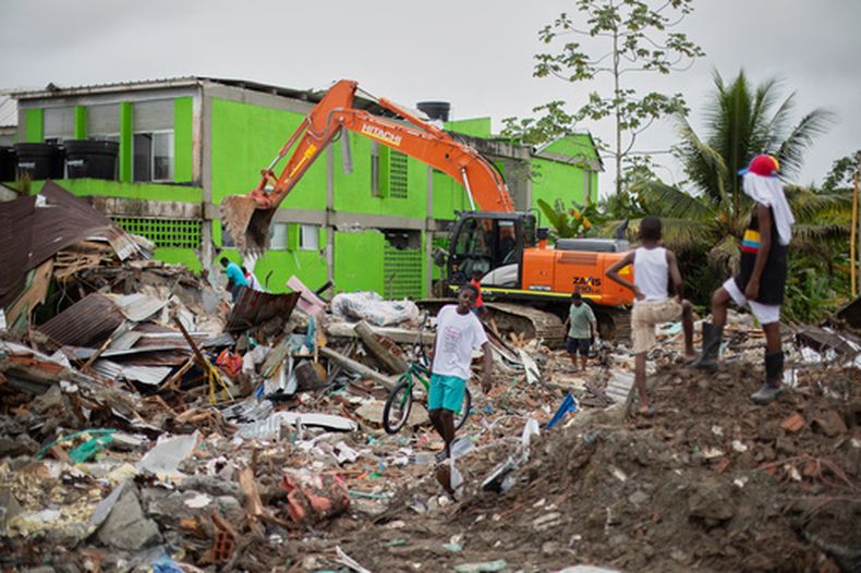 Una retroexcavadora retira escombros tras un terremoto en Quibdó, Colombia, el lunes 17 de agosto de 2026. (Foto AP/Paula Orozco)