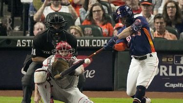 Altuve despierta con 3 hits y Astros empatan Serie Mundial
