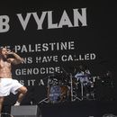 Bob Vylan actúa en el escenario West Holts durante el festival de Glastonbury en Worthy Farm, Somerset, Inglaterra, el sábado 28 de junio de 2025. (Yui Mok/PA via AP)