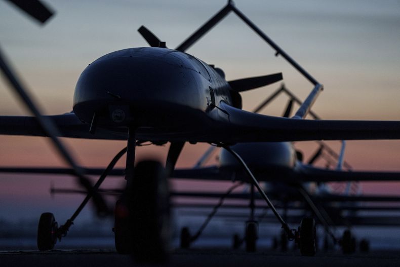 Un dron ucraniano en un lugar no especificado, el 28 de febrero del 2025. (Foto AP/Evgeniy Maloletka)