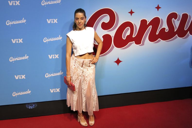 La actriz mexicana Verónica Bravo posa en la alfombra roja de la serie de ViX Consuelo, en la Ciudad de México el miércoles 10 de abril de 2024. (Foto AP/Berenice Bautista)