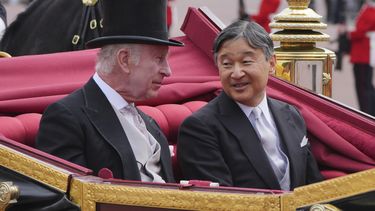 El rey Carlos III de Gran Bretaña, izquierda, y el emperador Naruhito de Japón llegan al Palacio de Buckingham durante la ceremonia de bienvenida en la visita de Estado a Gran Bretaña del emperador y la emperatriz japoneses, en Londres, el martes 25 de junio de 2024. (Jonathan Brady, Pool Photo via AP)