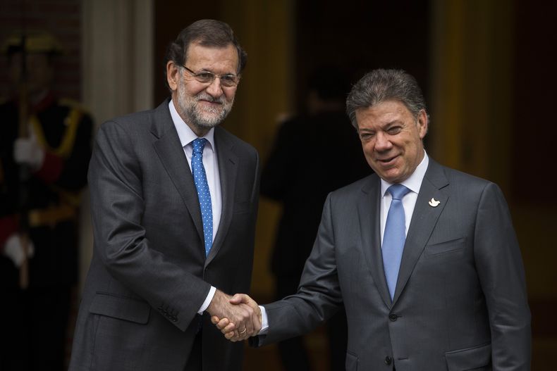 El presidente de Colombia, Juan Manuel Santos, a la derecha, estrecha la mano del presidente de Espa&ntilde;a, Mariano Rajoy, a la izquierda mientras posan para la prensa antes de una reuni&oacute;n en el Palacio de la Moncloa, en madrid, Espa&ntilde;a, e