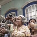 En esta imagen proporcionada por Lionsgate Jean Reno, izquierda, y Adriana Barraza en una escena de My Penguin Friend. (Lionsgate via AP)