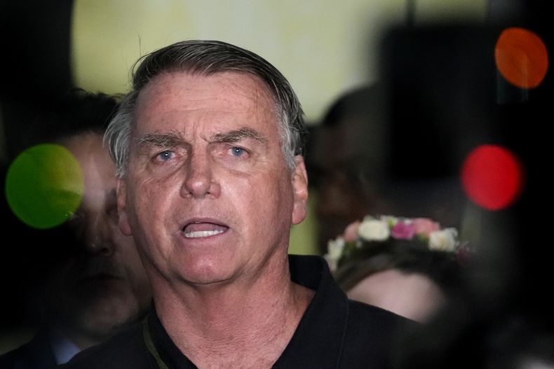 El expresidente Jair Bolsonaro habla con la prensa tras ser acusado formalmente por la policía federal de intentar dar un golpe de Estado, el lunes 25 de noviembre de 2024, en el aeropuerto de Brasilia, Brasil. (AP Foto/Eraldo Peres)