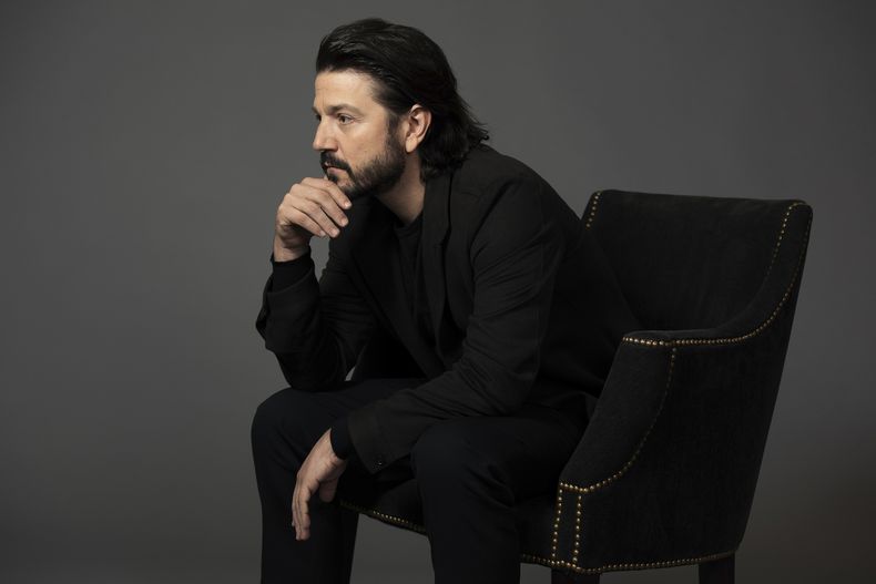 Diego Luna posa para promocionar Andor el martes 15 de abril de 2025, en Los Ángeles. (Foto Rebecca Cabage/Invision/AP)