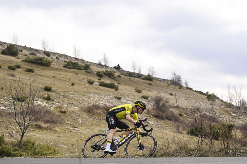Jonas Vingegaard pedalea durante la quinta etapa de la carrera Tirreno-Adriático, el 8 de marzo de 2024, en Italia. (Fabio Ferrari/LaPresse vía AP)