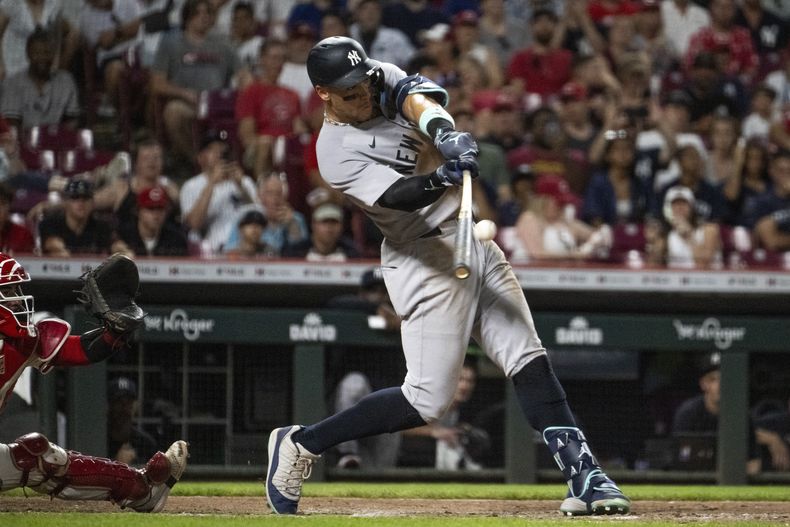 Aaron Judge, de los Yankees de Nueva York, conecta un batazo en el juego del miércoles 25 de junio de 2025 ante los Rojos de Cincinnati (AP Foto/Michael Swensen)