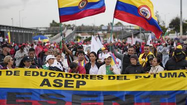 Profesores marchan contra una reforma educativa que está en manos del Legislativo, en Bogotá, Colombia, el lunes 17 de junio de 2024. (AP Foto/Fernando Vergara)
