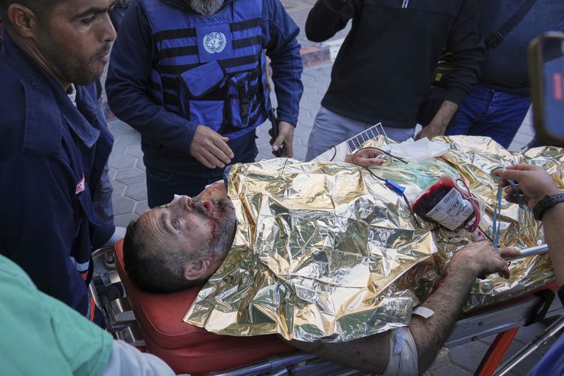 Un trabajador del Servicio de Remoción de Minas de las Naciones Unidas es trasladado al Hospital Mártires de Al-Aqsa después de lo que la ONU describió como un ataque en el que se lanzó o disparó un dispositivo explosivo, el miércoles 19 de marzo de 2025, en Deir al Balah, Franja de Gaza. (AP Foto/Abdel Kareem Hana)