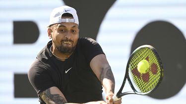 Nick Kyrgios devuelve ante Wu Yibing en el Abierto de Stuttgart, el martes 13 de junio de 2023. (Marijan Murat/dpa vía AP)