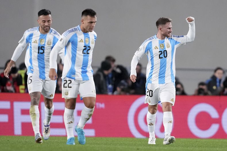 Alexis Mac Allister (20) de Argentina celebra junto a sus compañeros Nicolás González (15) y Lautaro Martínez (22) tras convertir el primer gol contra Chile por las eliminatorias al Mundial 2026 en el estadio Monumental de Buenos Aires, Argentina, el jueves 5 de septiembre de 2024. (AP Foto/Natacha Pisarenko)