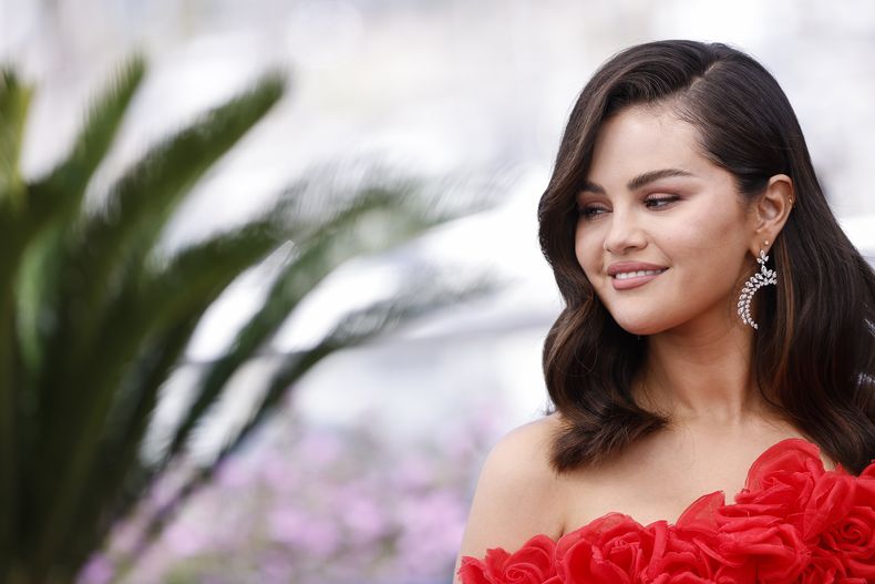 Selena Gomez posa en una sesión de la película Emilia Perez en la 77a edición del Festival de Cine de Cannes, en Francia el domingo 19 de mayo de 2024. (Foto Vianney Le Caer/Invision/AP)