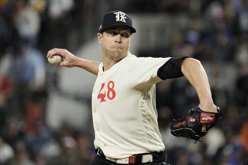 En foto del viernes 28 de abril del 2023, Jacob deGrom, pitcher abridor de los Rangers de Texas, lanza durante la tercera entrada del juego de béisbol en contra de los Yanquis de Nueva York en Arlington, Texas. El lunes 5 de junio del 2023, deGrom ingresa a la lista de lesionados de 60 días de los Rangers. (AP Foto/Sam Hodde)