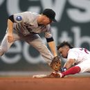 David Hamilton, derecha, de los Medias Rojas de Boston, es sorprendido tratando de robarse segunda por el parador en corto de los Marlins de Miami, Joey Wendle (18), en la tercera entrada durante el juego de béisbol en Fenway Park, el miércoles 28 de junio de 2023, en Boston. (AP Foto/Charles Krupa)