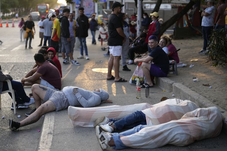 Fans de Shakira duermen afuera del Estadio Metropolitano en Barranquilla, la ciudad natal de Shakira en Colombia, en espera que se abran las puertas para su concierto, el jueves 20 de febrero de 2025. (Foto AP/Fernando Vergara)